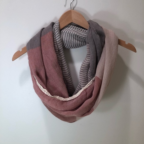 Patterned infinity scarf with lace trim - Picture 2 of 4